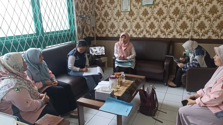 Pengisian instrumen monev labkesmas tier 1 di PKM ALAI pada Analis, Sanitarian , Petugas Aset didampingi Dinkes Prov