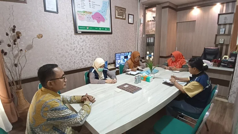 Wawancara Instrumen Monev dgn Ka TU PKM LUBUK KILANGAN didampingi Dinkes Prov