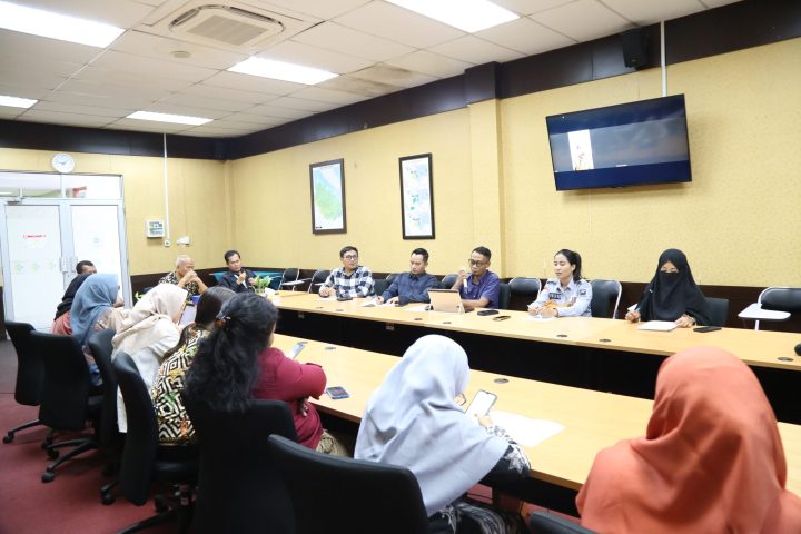 2. Penerimaan Mahasiswa dihadiri Ka. Sub Bag. Adum, Ka. Inst K3 & tim, Ka. Inst. Kesling & tim, serta anggota Tim Ker Mutu dan Tim Ker Progla